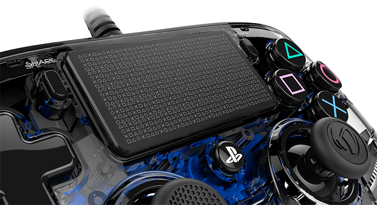 Schwarzer PS4-Controller mit transparentem Gehäuse, Tasten sichtbar. Weißer Hintergrund.
