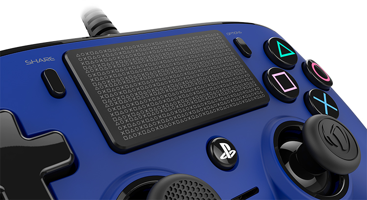 Ein blauer PlayStation-Controller mit Text und Tastenanordnung.