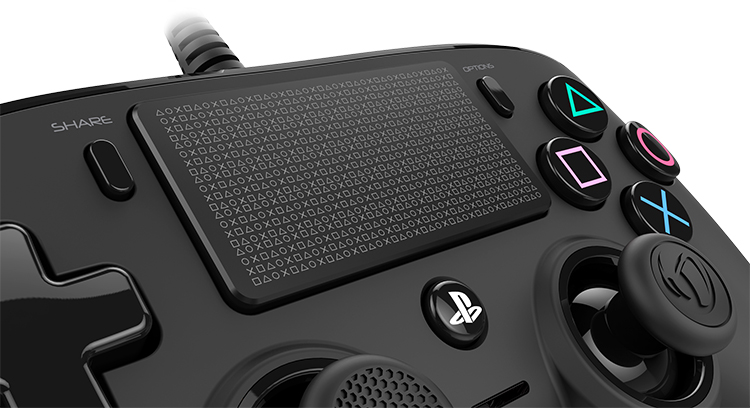 Nahaufnahme eines schwarzen PlayStation-Controllers mit Tasten, Joystick und dem Playstation-Logo.