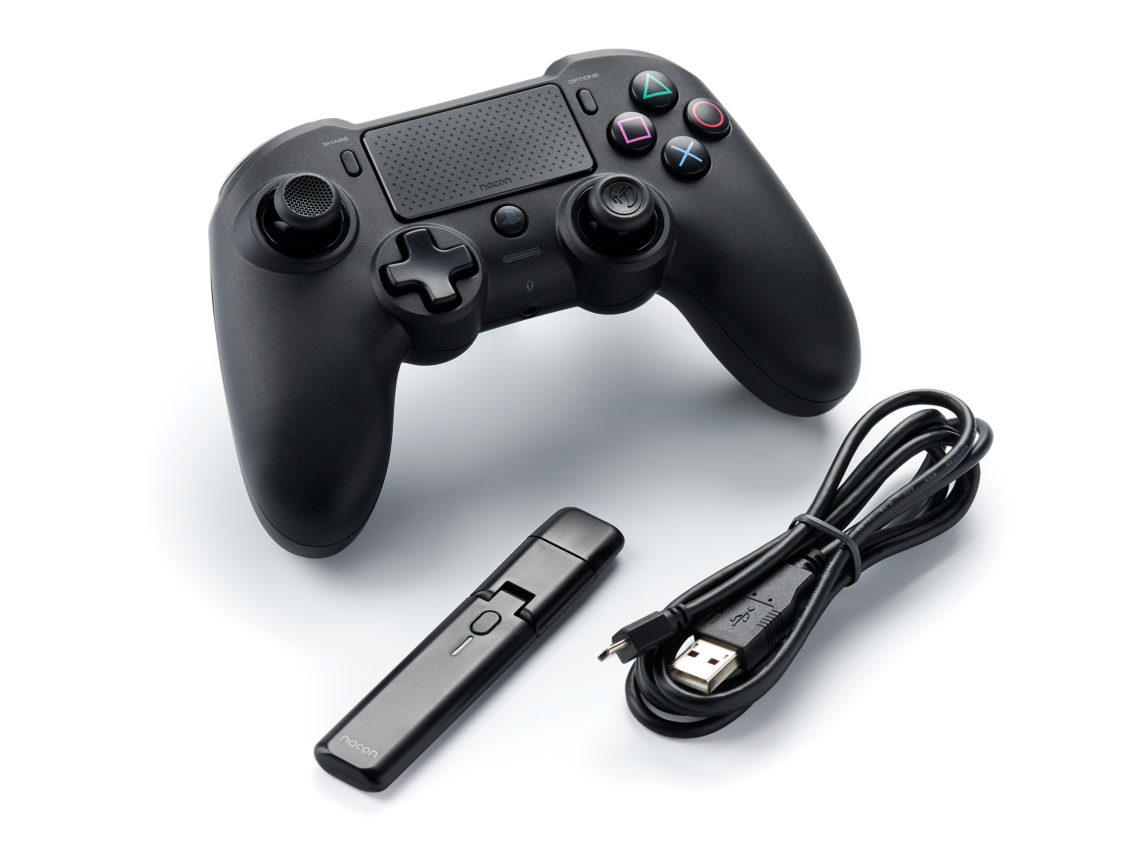 Schwarzer Gamecontroller mit Ladekabel und kleinem schwarzen Gerät.