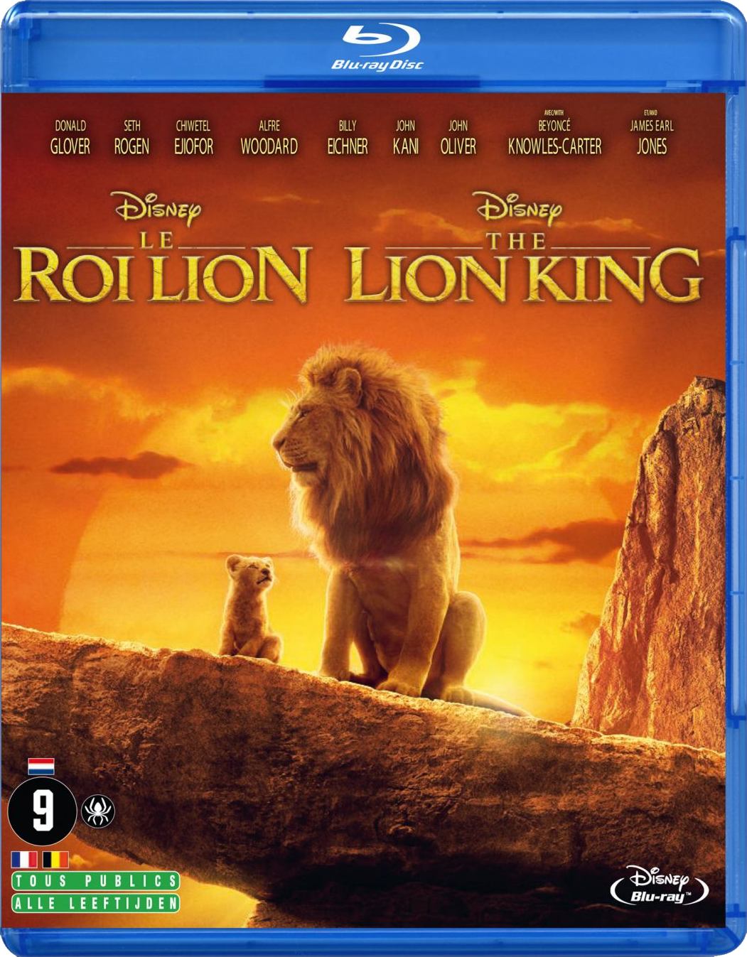Couverture Blu-ray du Roi Lion. Un lion et un lionceau sur un rocher au coucher du soleil. Ciel et arrière-plan dramatiques.