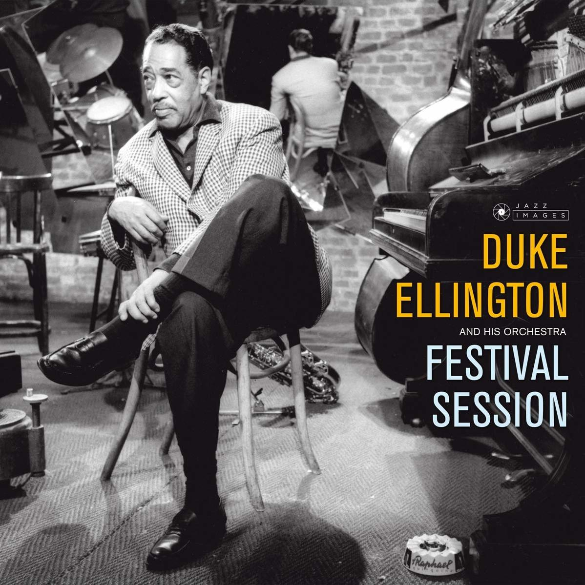 Duke Ellington egy zongora közelében ül. Öltönyt visel, egy jazz klubban van.
