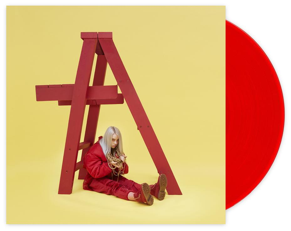 Billie Eilish auf einem Vinyl-Cover. Sie trägt rote Kleidung und sitzt in der Nähe einer roten Leiter.