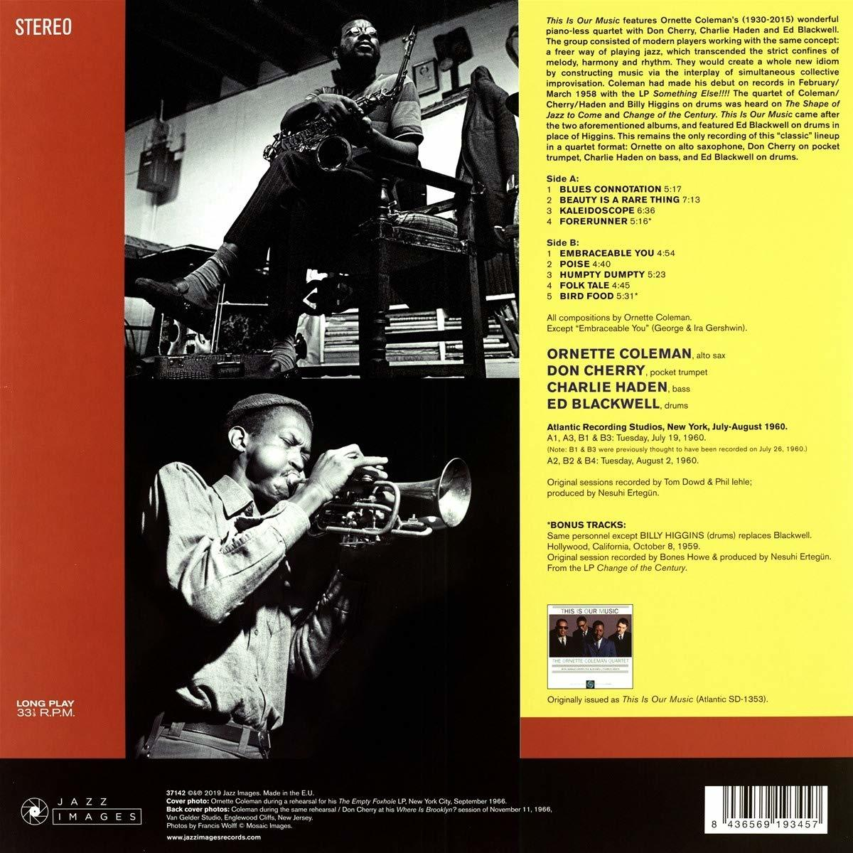 Egy album hátulja. Jazz zenészekről szóló szöveget és zenészeket hangszeren játszó fotót tartalmaz.