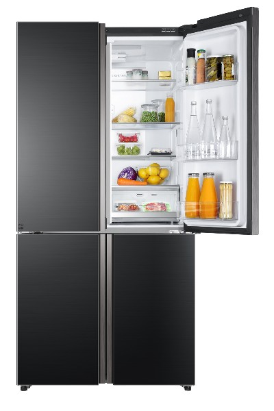 Refrigerador negro con la puerta abierta, mostrando alimentos adentro.