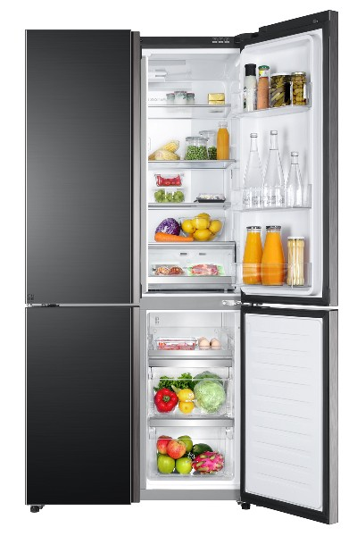 Refrigerador negro con puertas abiertas. En el interior hay frutas, verduras, botellas y estantes.