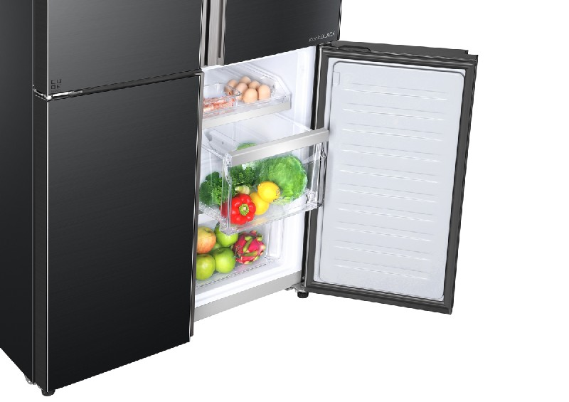 Frigorífico negro con la puerta abierta. En su interior hay frutas, verduras, huevos y alimentos congelados. Interior blanco.