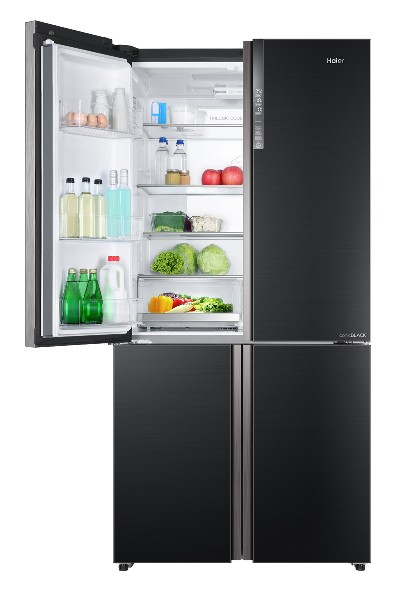 Refrigerador Haier negro con puerta abierta, lleno de comida.