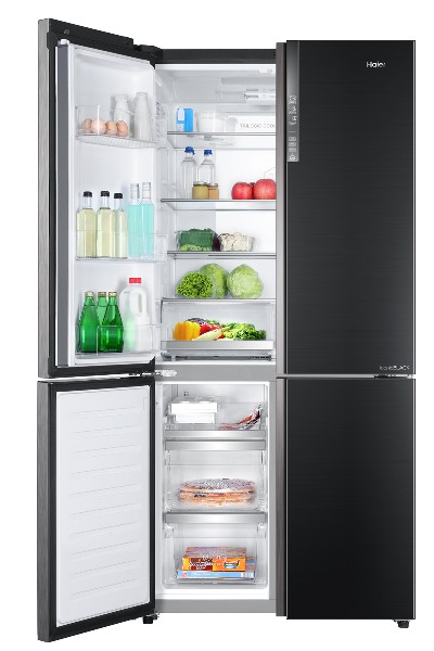 Un refrigerador negro con las puertas abiertas, mostrando estantes con alimentos y bebidas.