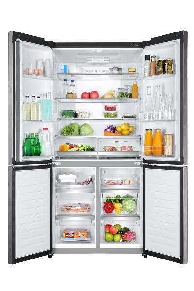 Refrigerador con puertas abiertas mostrando estantes con comida, verduras y sección de congelador, fondo blanco.