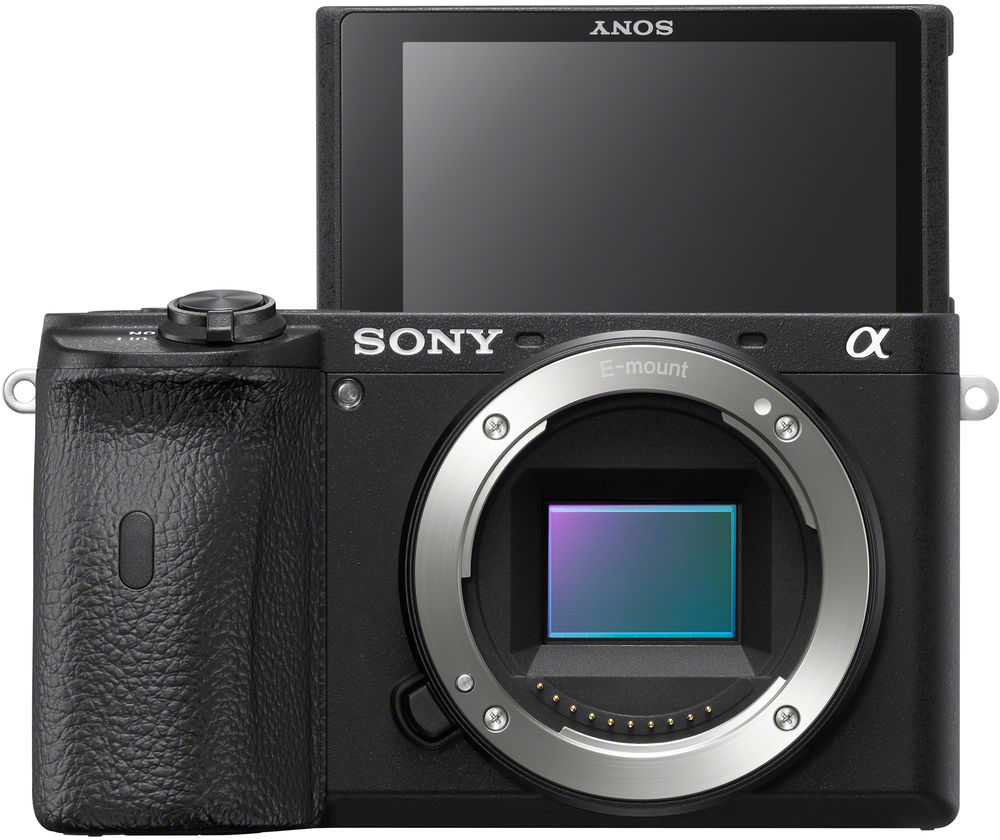 Fekete Sony kamera felhajtható képernyővel és objektívvel. A háttér fehér.