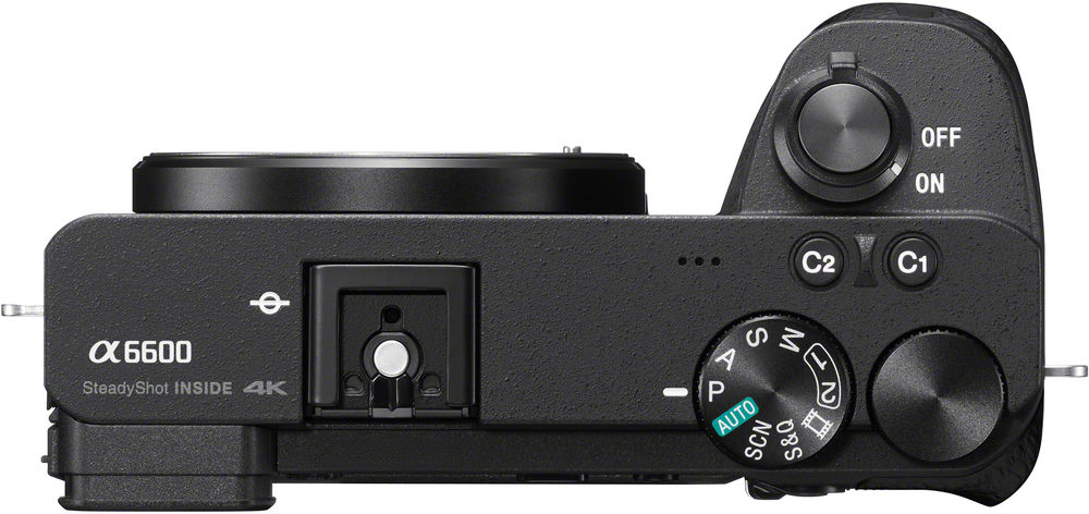 Fekete kamera felülnézete gombokkal és tárcsákkal. A márkanév: "Sony".