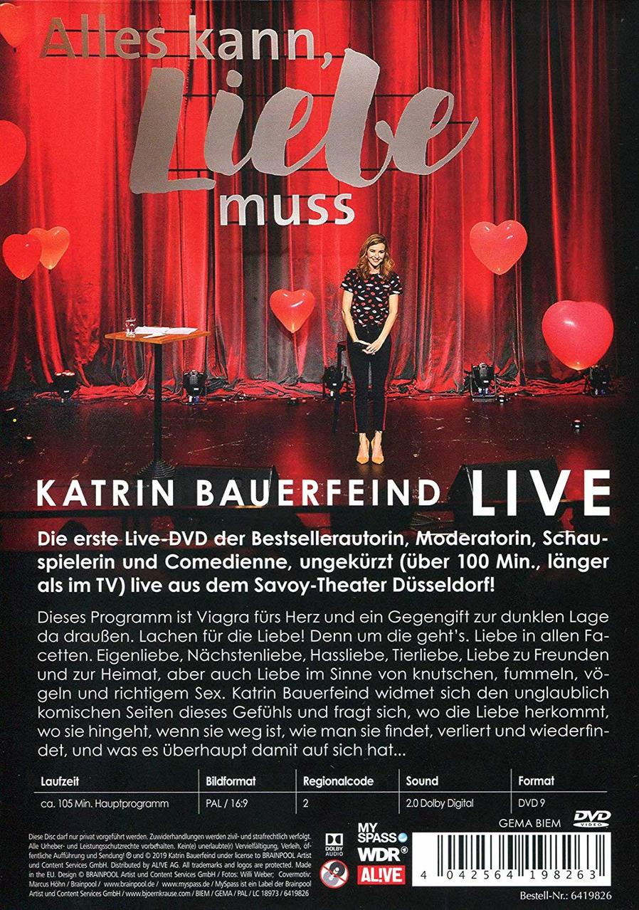 Filmcover mit einer Frau, Titel und Herzen auf der Bühne und Text.