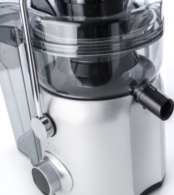 Gros plan d'une centrifugeuse argentée. Elle comporte un cadran, un dessus transparent et un bec noir.