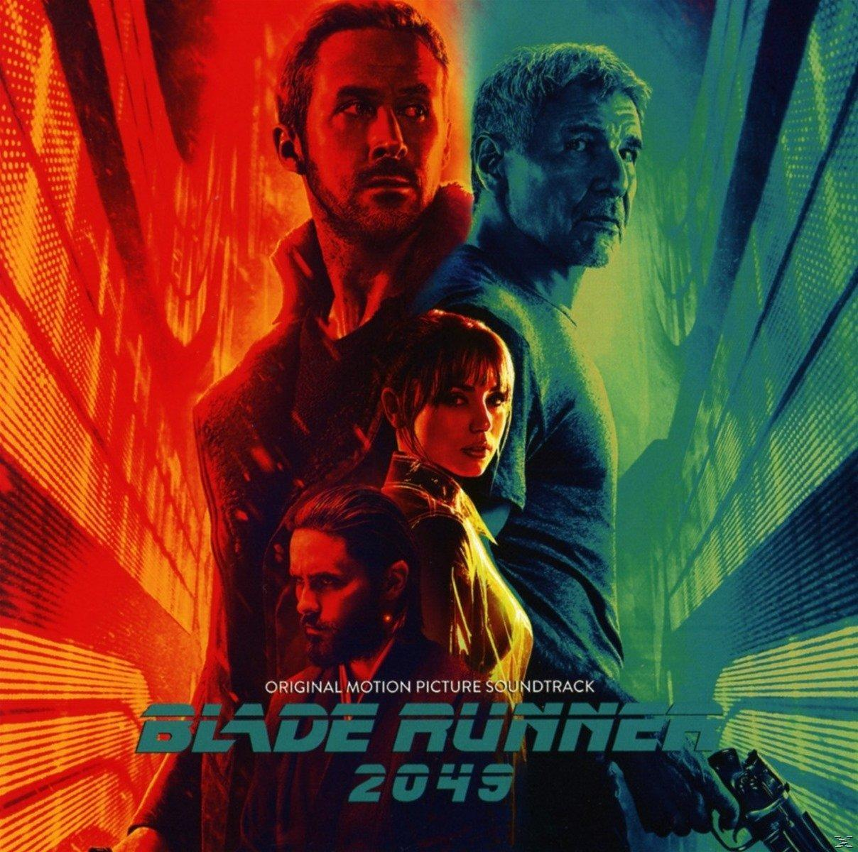 Blade Runner 2049 filmplakát. Négy karakter, közelről. Piros, kék és zöld színek dominálnak.