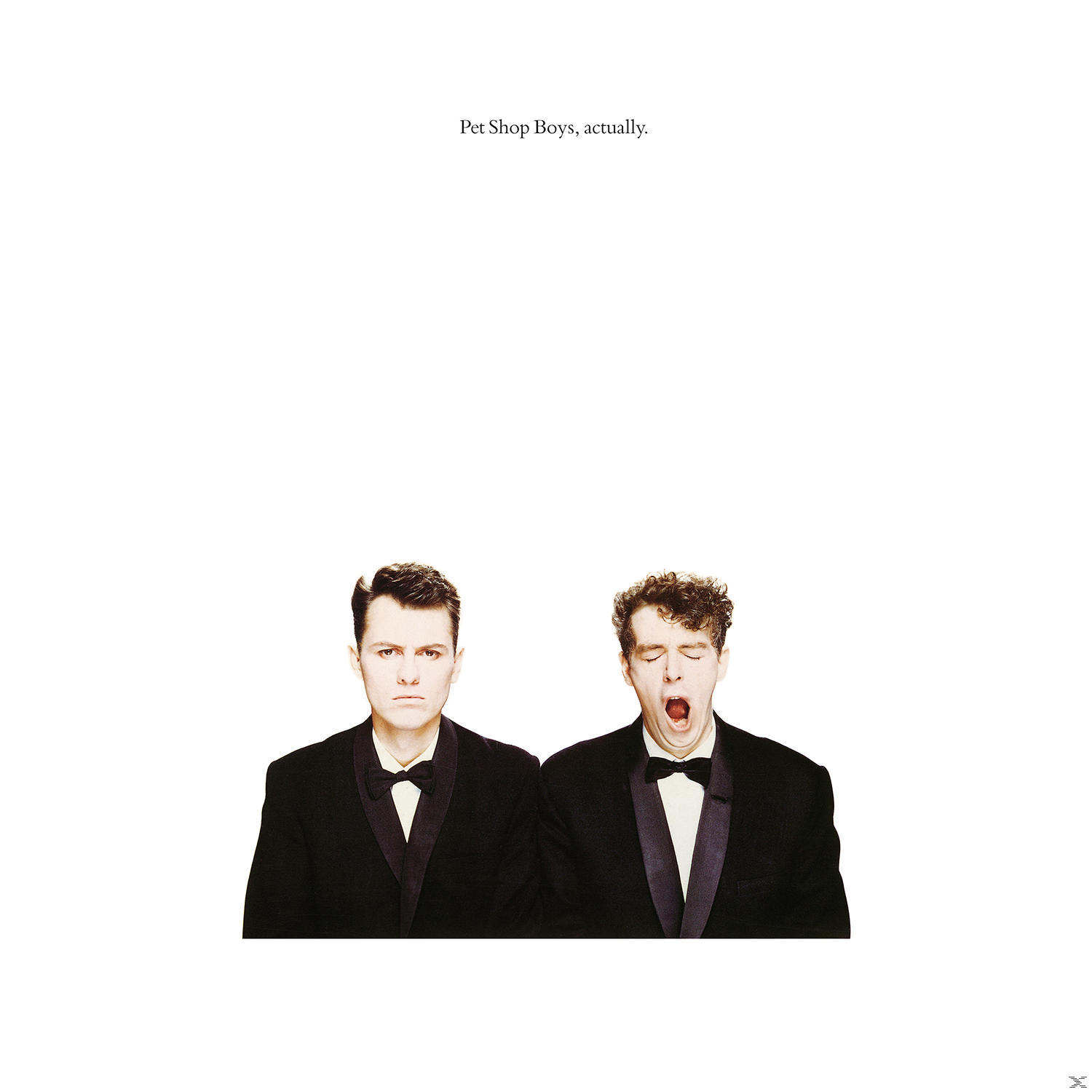 Két férfi szmokingban, az egyik ásít. Fehér háttér, felül szöveg: 'Pet Shop Boys, actually.'