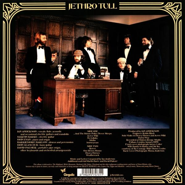 Album borító. Jethro Tull együttes tagjai egy szobában, íróasztallal és hangszerekkel.