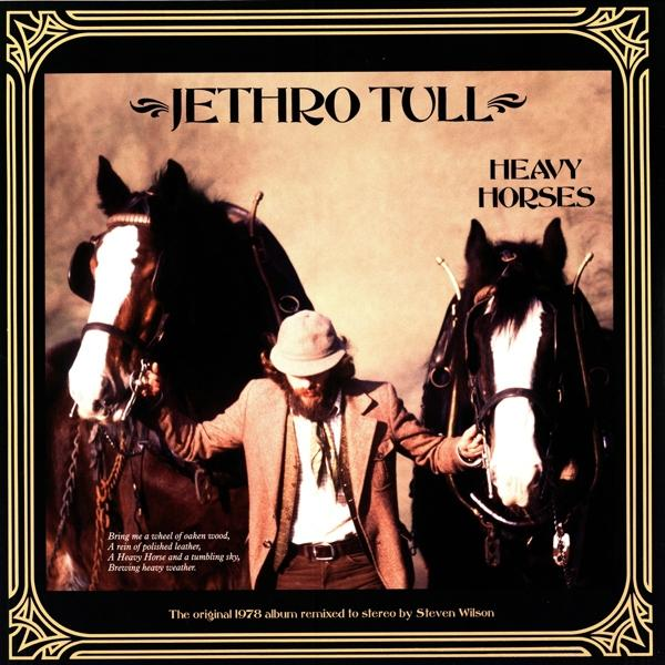 Jethro Tull, 'Heavy Horses' album borítója. Egy férfit ábrázol két lóval. Barna, fekete és arany színek.