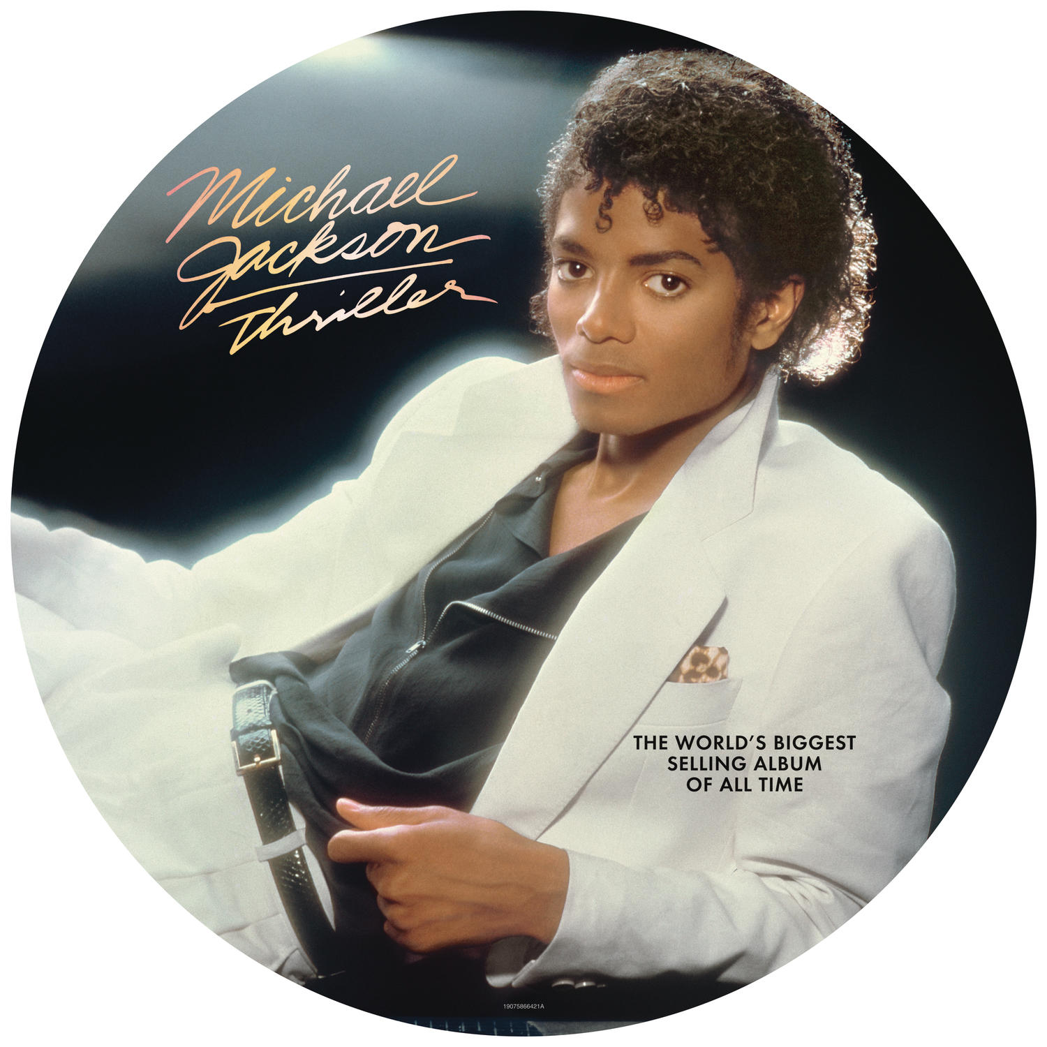 Michael Jackson album borítója fehér öltönnyel, sötét inggel és fekete háttérrel. A cím 'Thriller'.