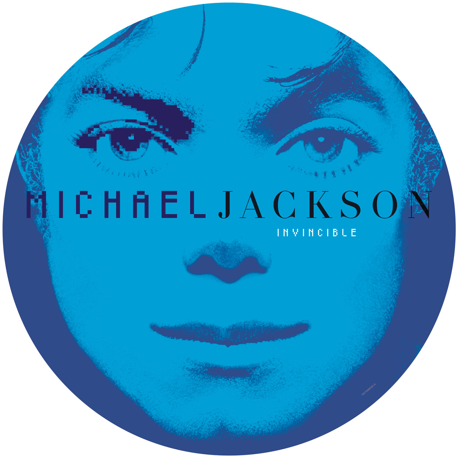 Michael Jackson arca. Kék kör arccal. 'Michael Jackson Invincible' felirat az arc körül.