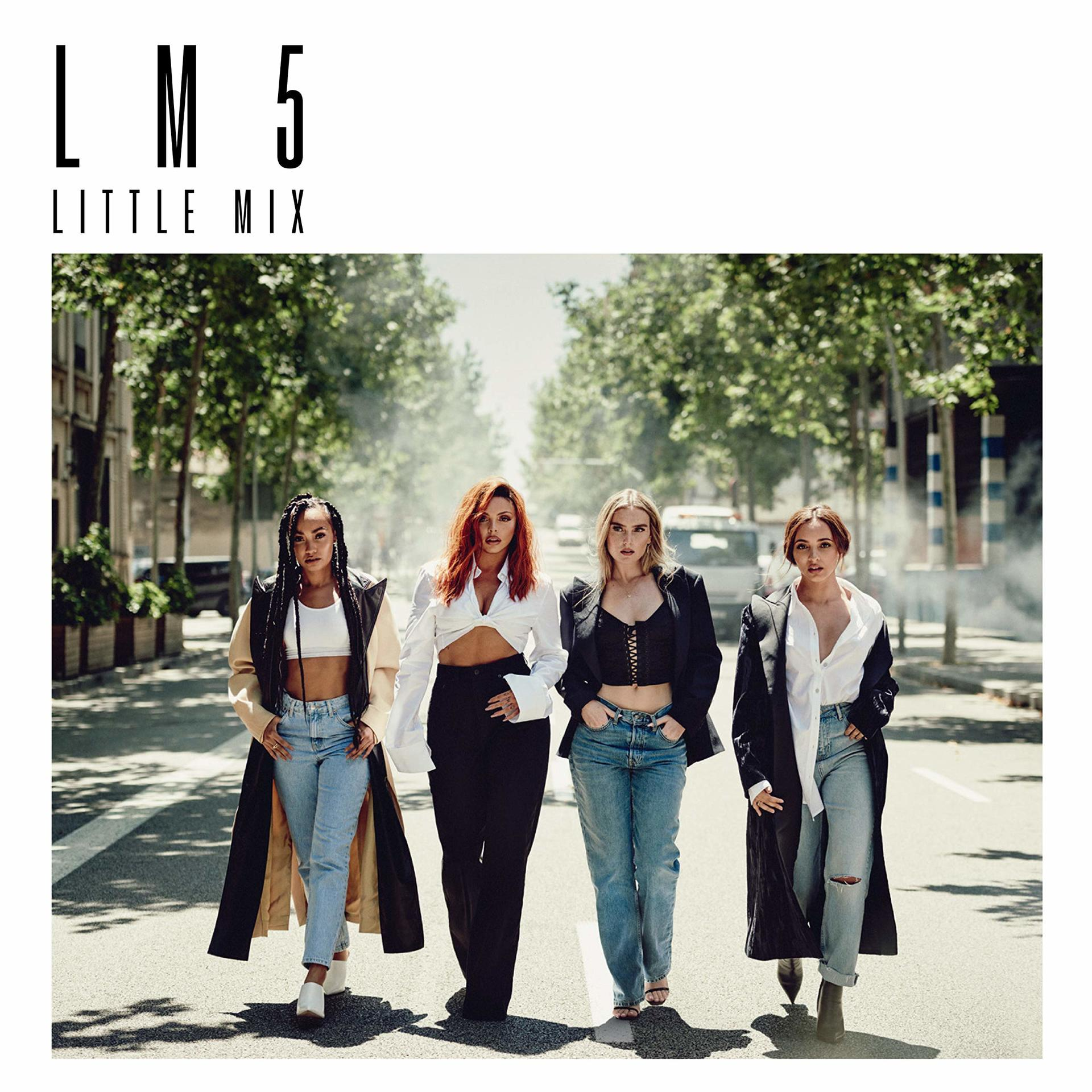 Négy nő sétál az utcán. Felettük a 'LM5 LITTLE MIX' felirat.