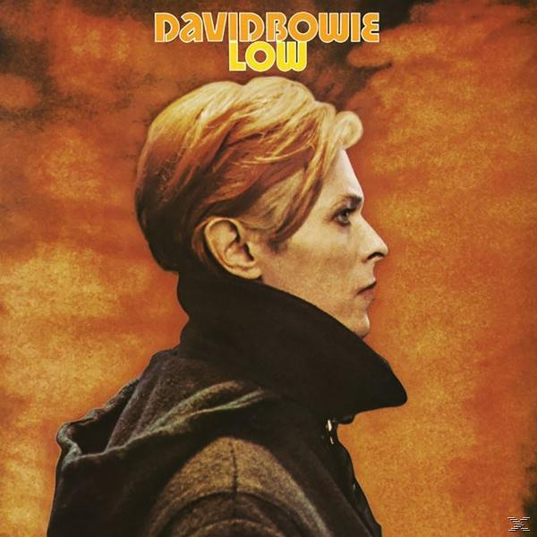 Pochette d'album de David Bowie, profil latéral. Fond orange et marron. Il porte un manteau sombre.