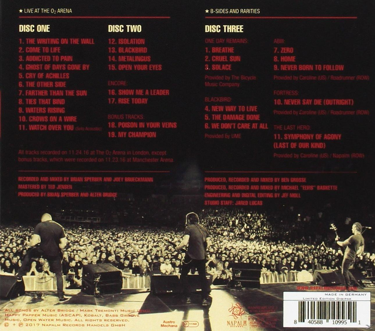 CD-tok tömeggel egy koncerten.