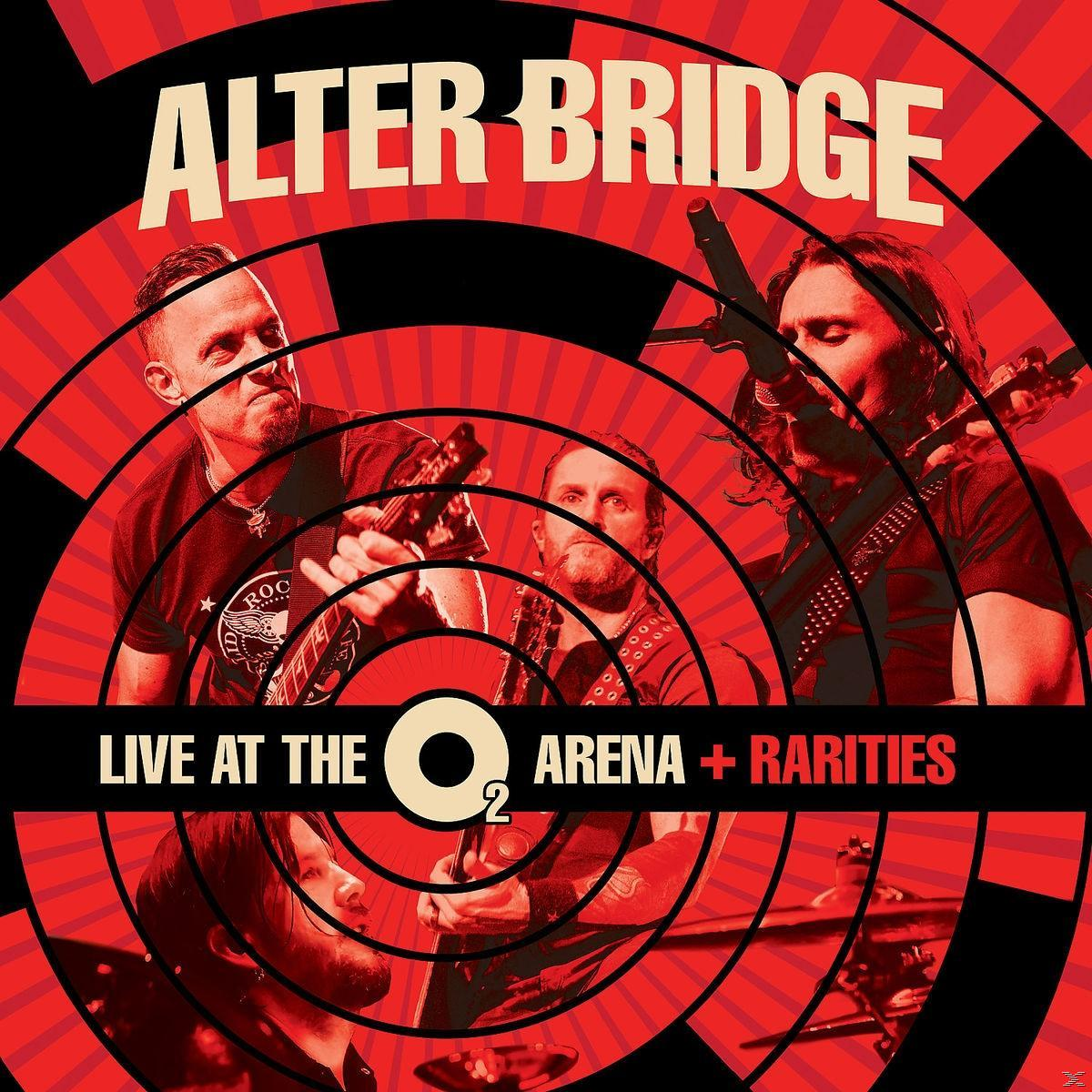Album borító, zenekari tagokkal, amint fellépnek, piros körök mögöttük, 'Alter Bridge' címmel.