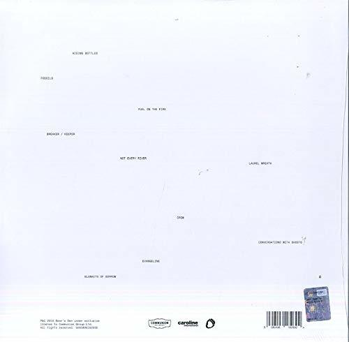 Fehér album borító, fekete betűtípusú dalfcímekkel és előadónevekkel. A jobb alsó sarokban egy matricán vonalkódok találhatók.