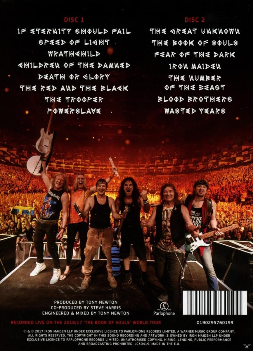 CD-Cover des Iron Maiden-Albums. Bandmitglieder auf der Bühne, Publikum im Hintergrund. Titelliste links.