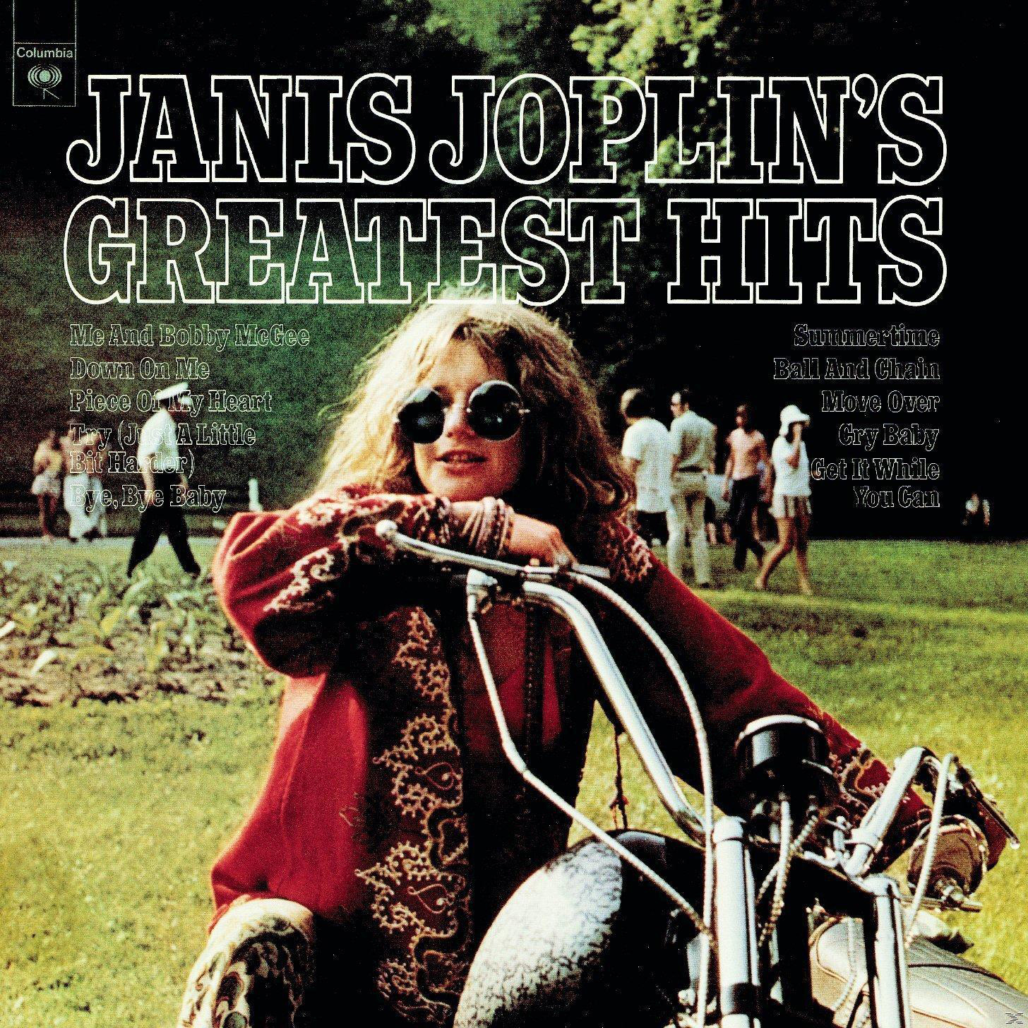 Janis Joplins Greatest Hits Albumcover. Sie sitzt auf einem Motorrad, trägt Sonnenbrille und roten Mantel.