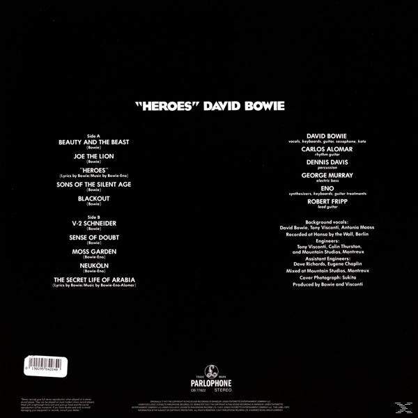 Rückseite einer Schallplatte mit schwarzem Hintergrund und weißem Text, einschließlich Songtiteln, Credits und Logos.