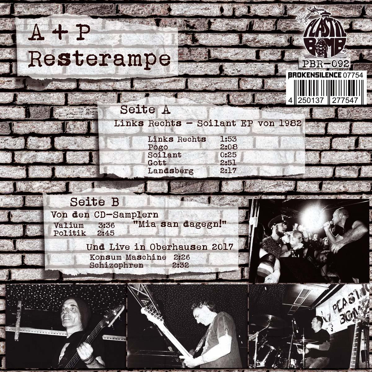Albumhoes met tekst en foto's van een band die live optreedt.