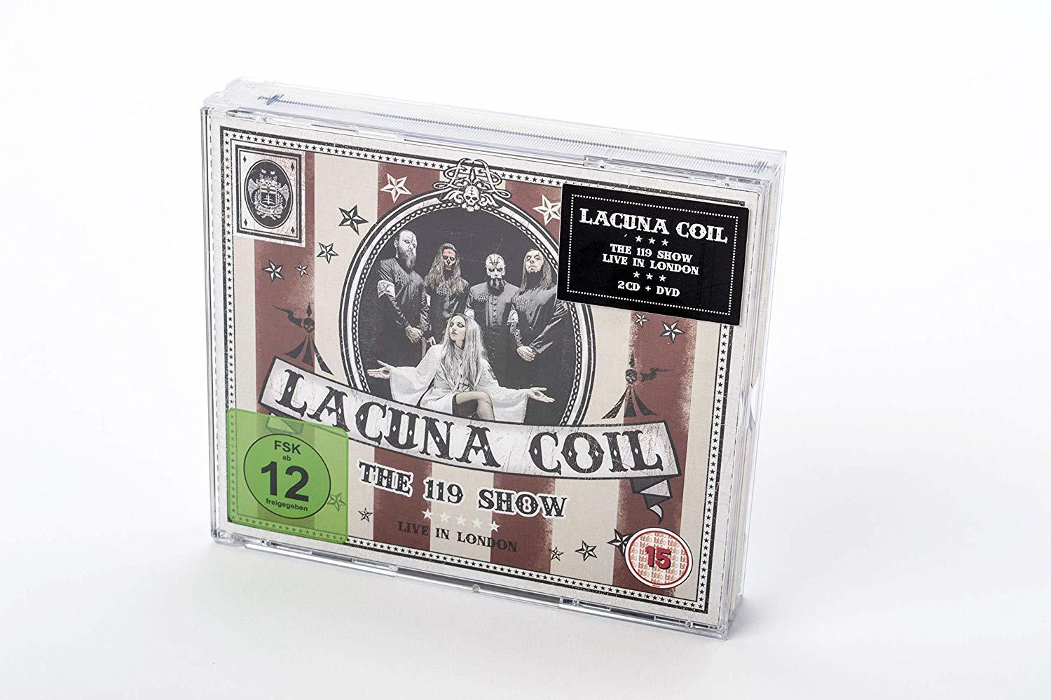 Eine CD-Hülle mit Bandfoto und Albumtitel, mit einem grünen Aufkleber.