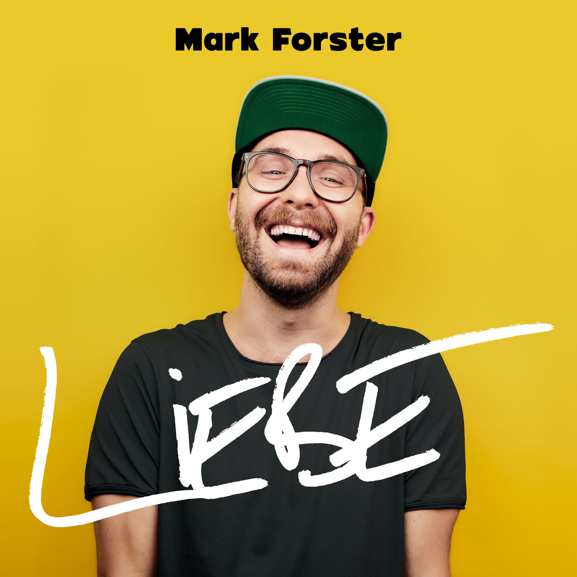 Albumcover: Mark Forster lächelt, trägt Brille und grüne Kappe. Großer Text: LIEBE, gelber Hintergrund.
