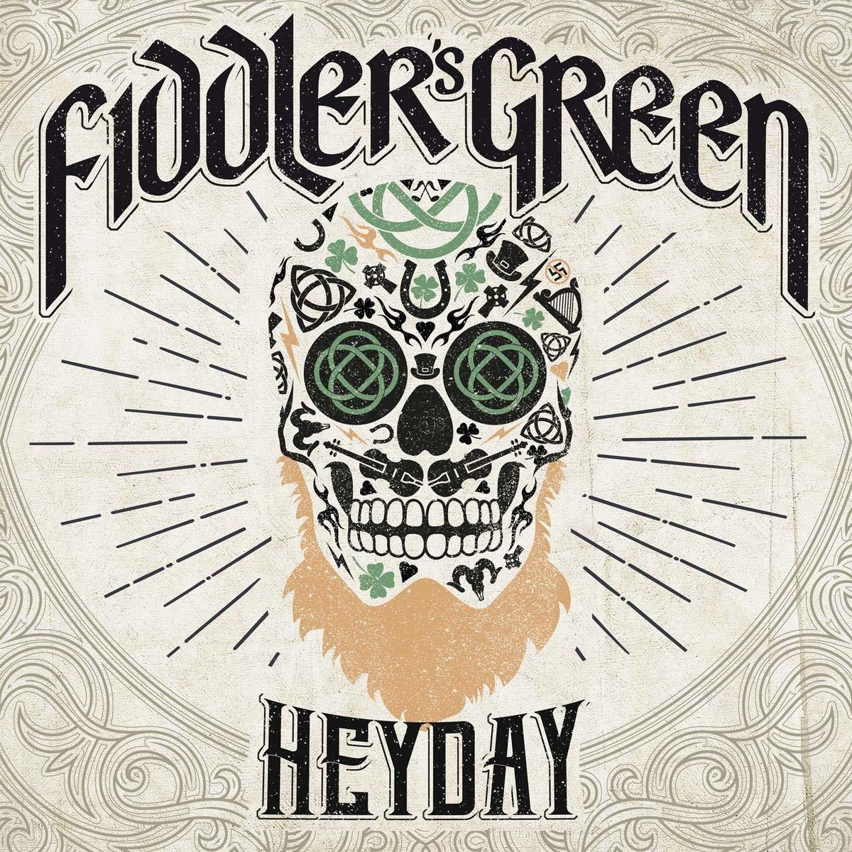 Ein Schädel mit Bart und Kleeblättern. Text: Fiddler's Green Heyday, mit Sternenmuster.