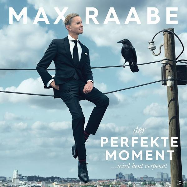 Max Raabe Albumcover. Ein Mann im Anzug sitzt auf einem Draht, daneben sitzt ein Rabe. Blauer Himmel im Hintergrund.
