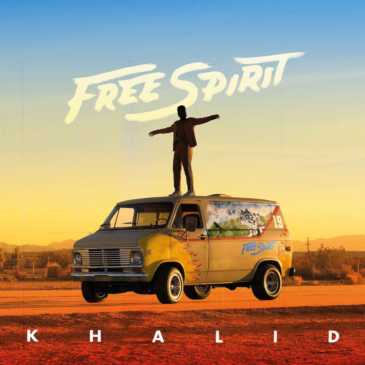 Albumcover: Khalid auf einem Van-Dach, Arme weit, Text: Free Spirit, ein Wüstenhintergrund.