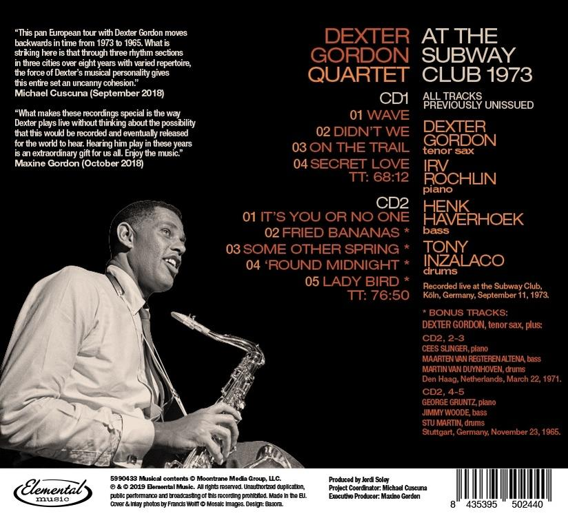 Ein CD-Cover mit einem Mann mit einem Saxophon unten links.