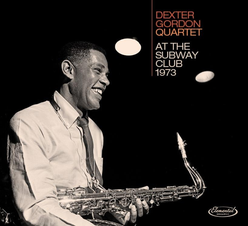 Albumcover. Ein Jazzmusiker mit einem Saxophon. Titel: Dexter Gordon Quartet.