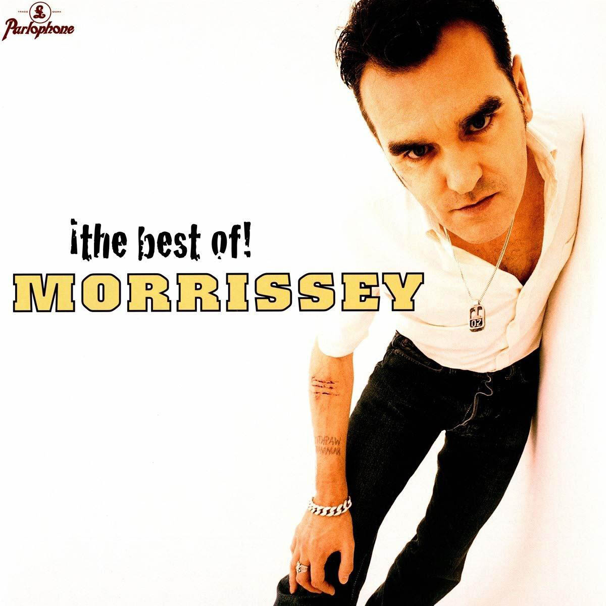 The Best of Morrissey Albumcover. Morrissey in einem weißen Hemd, der sich an eine Wand lehnt.