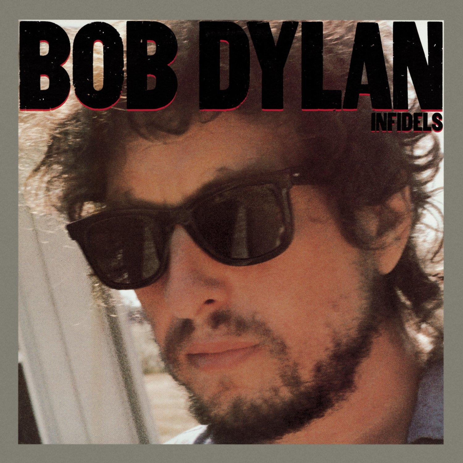 Bob Dylan mit Sonnenbrille, mit dem Wort 'INFIDELS' über seinem Kopf.