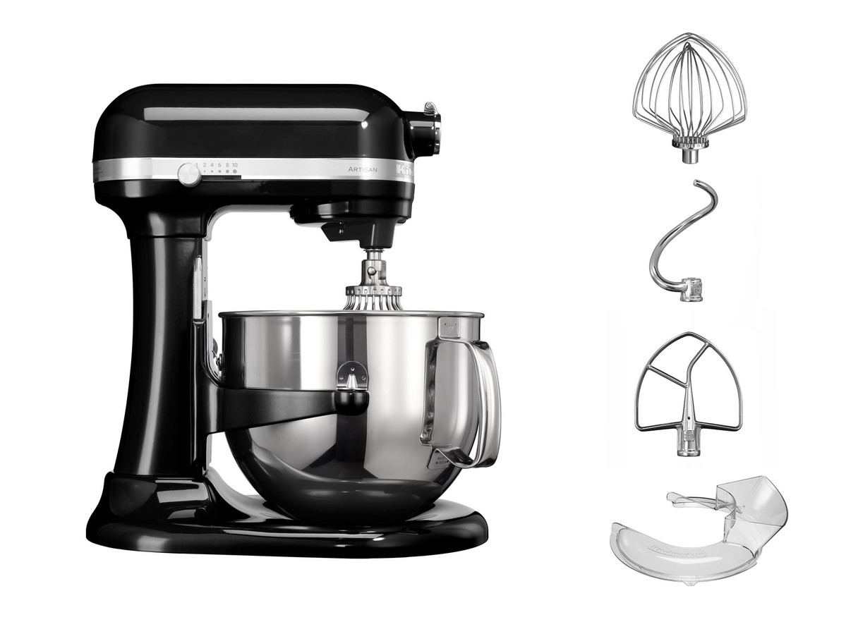 Schwarzer KitchenAid-Küchenmixer mit Aufsätzen: Schneebesen, Knethaken, Rührbesen und Spritzschutz.