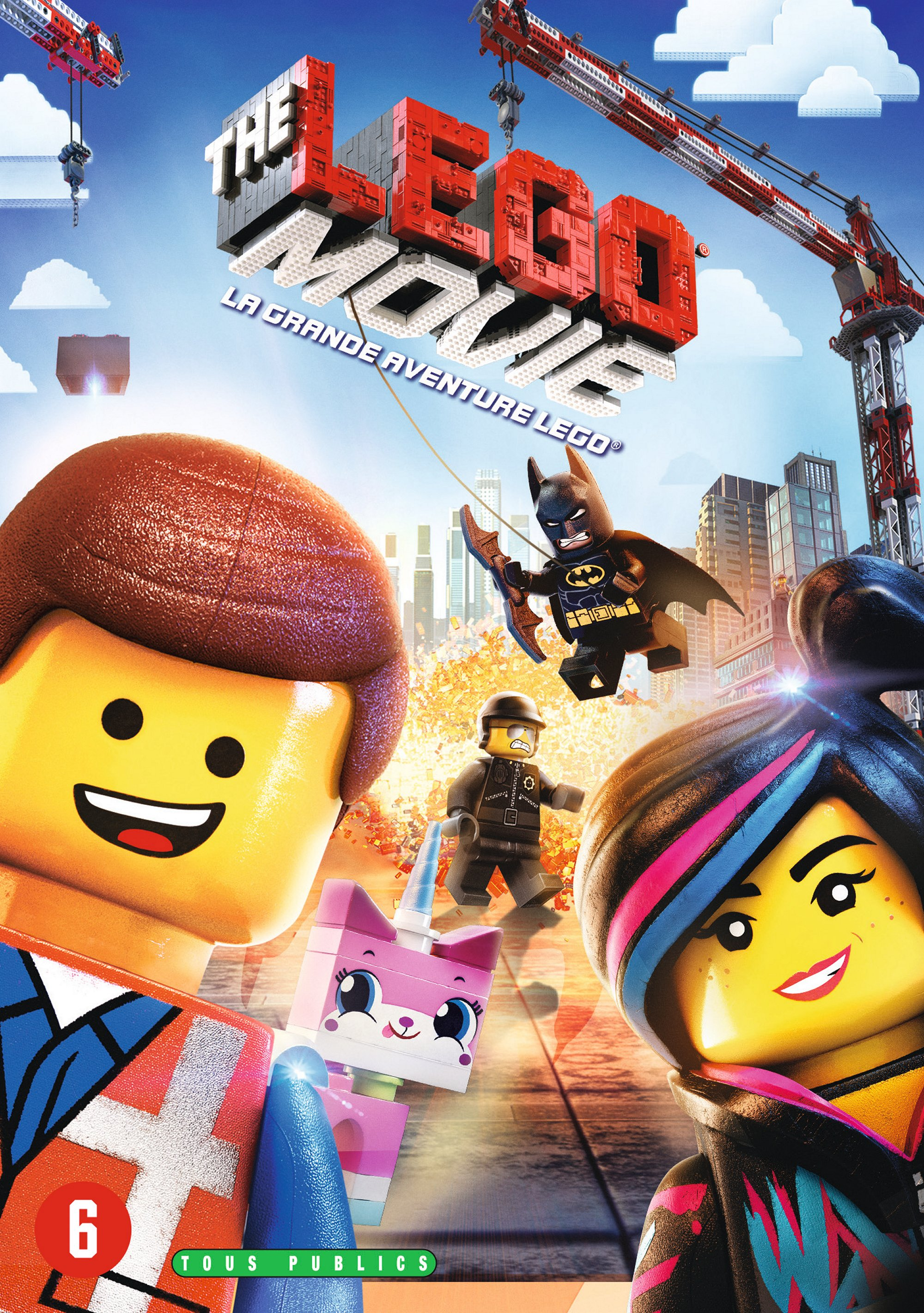 Affiche de film : Personnages de Lego Movie avec une ville et un fond de grue.