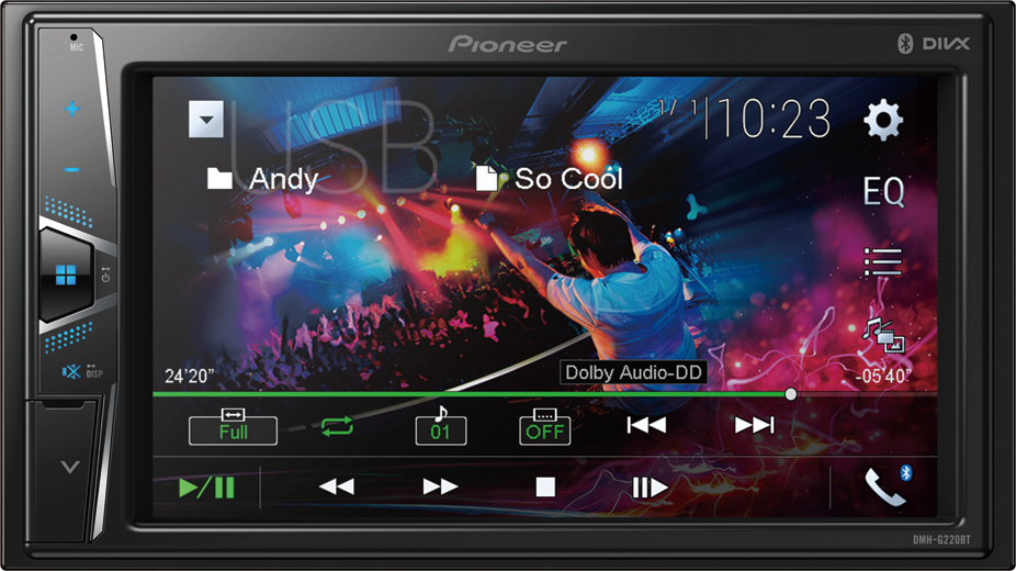 Autoradio-Display, das eine Musikplayer-Oberfläche mit einer Grafik eines Mannes bei einem Konzert zeigt.