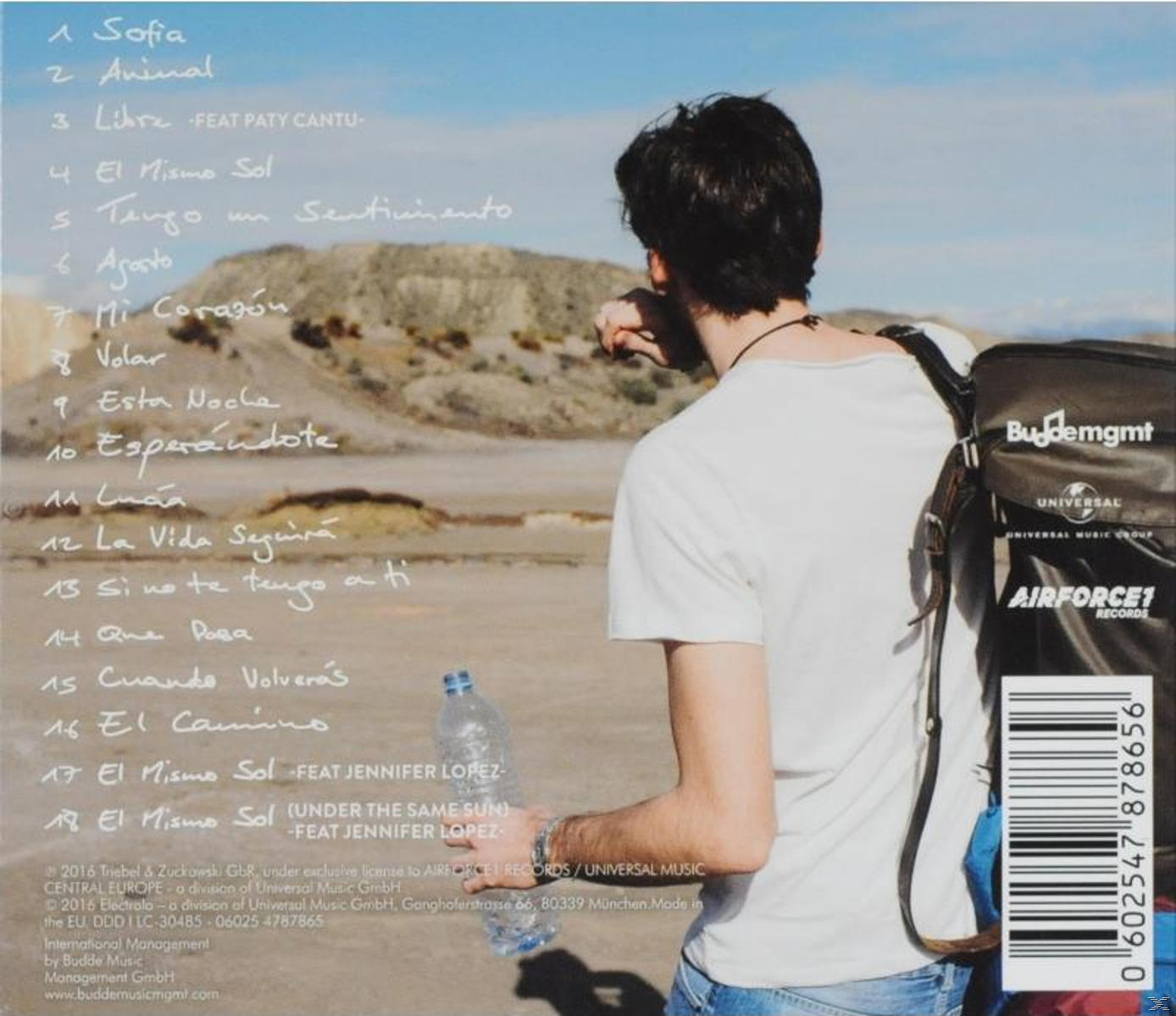 Eine Person von hinten mit weißem Hemd, Wasserflasche, Rucksack und Tracklist auf der Rückseite.