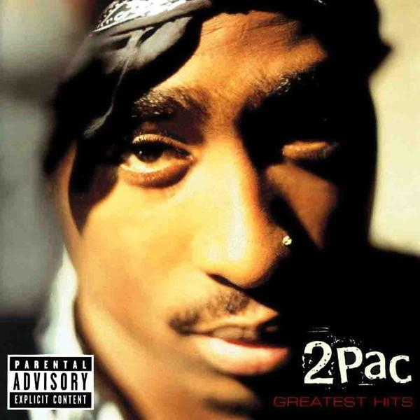 Albumcover von 2Pac, Nahaufnahme seines Gesichts, dunkler Hintergrund, mit Text '2Pac Greatest Hits'.