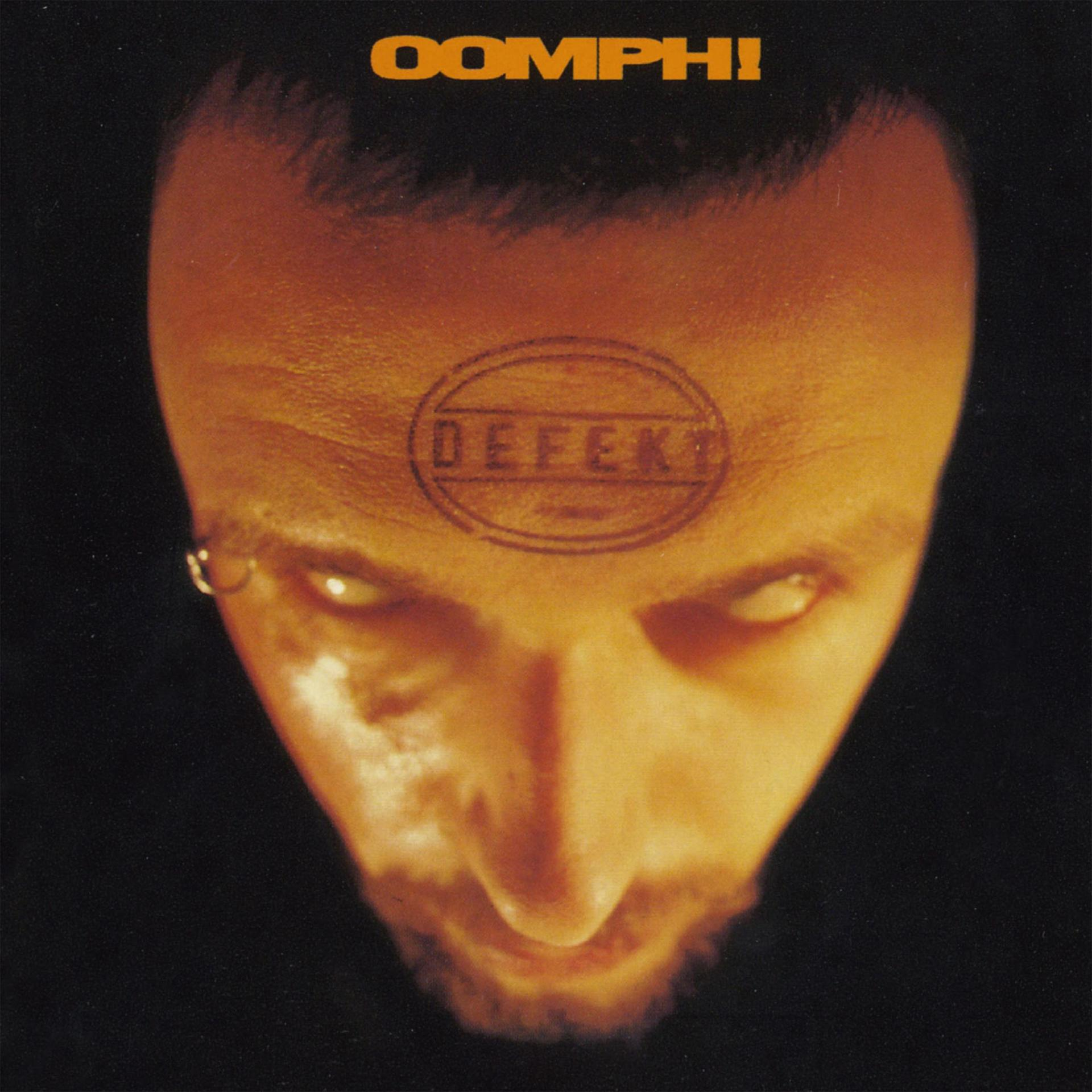 Oomph! Albumcover. Das Gesicht eines Mannes mit einem Stempel auf der Stirn. Schwarzer Hintergrund.