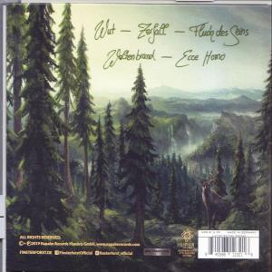 CD-Albumcover. Der Hintergrund zeigt eine Waldszene mit hohen Bäumen und einem Hirsch.