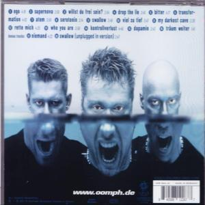 Drei Gesichter werden in einem CD-Case mit dem Wort 'OOMPH!' unten gezeigt.